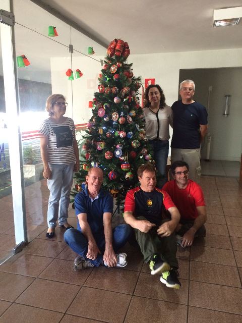 Voluntários com a árvore de Natal
