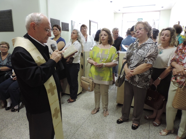 Monsenhor Bernardo Gafá durante bênção ao Hospital