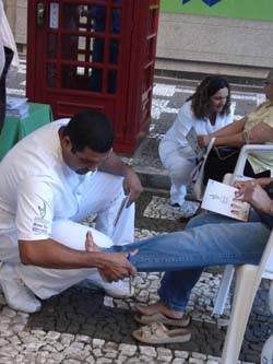 Equipe da Podologia avalia saúde dos pés no Calçadão