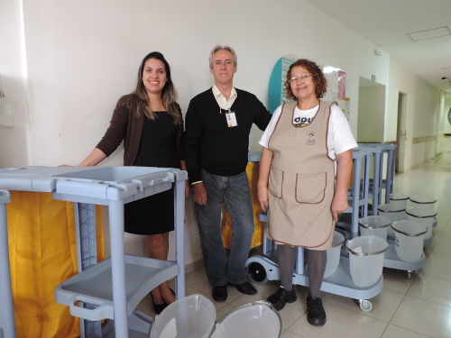A supervisora da Limpeza, Aline Rochi, com Carlos Oliveira e a funcionária Maria Ap. Machado na entrega dos equipamentos