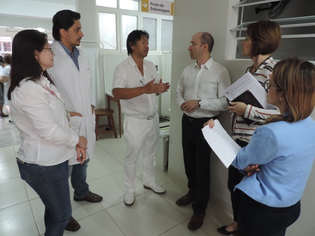 Equipe da Santa Casa e do Oswaldo Cruz durante visita ao Ambulatório da Iscal