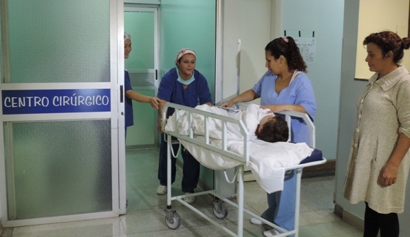 Rosilene Muniz acompanha o filho até a entrada do Centro Cirúrgico. 