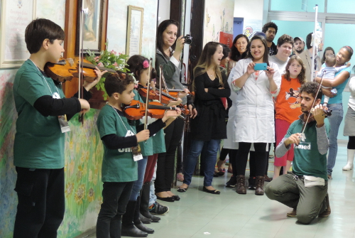 Alunos do Festival de Música tocam nos corredores do Hospital Infantil
