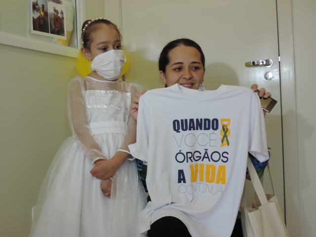 Ana Livia e a mãe com a camiseta sobre doação de órgãos