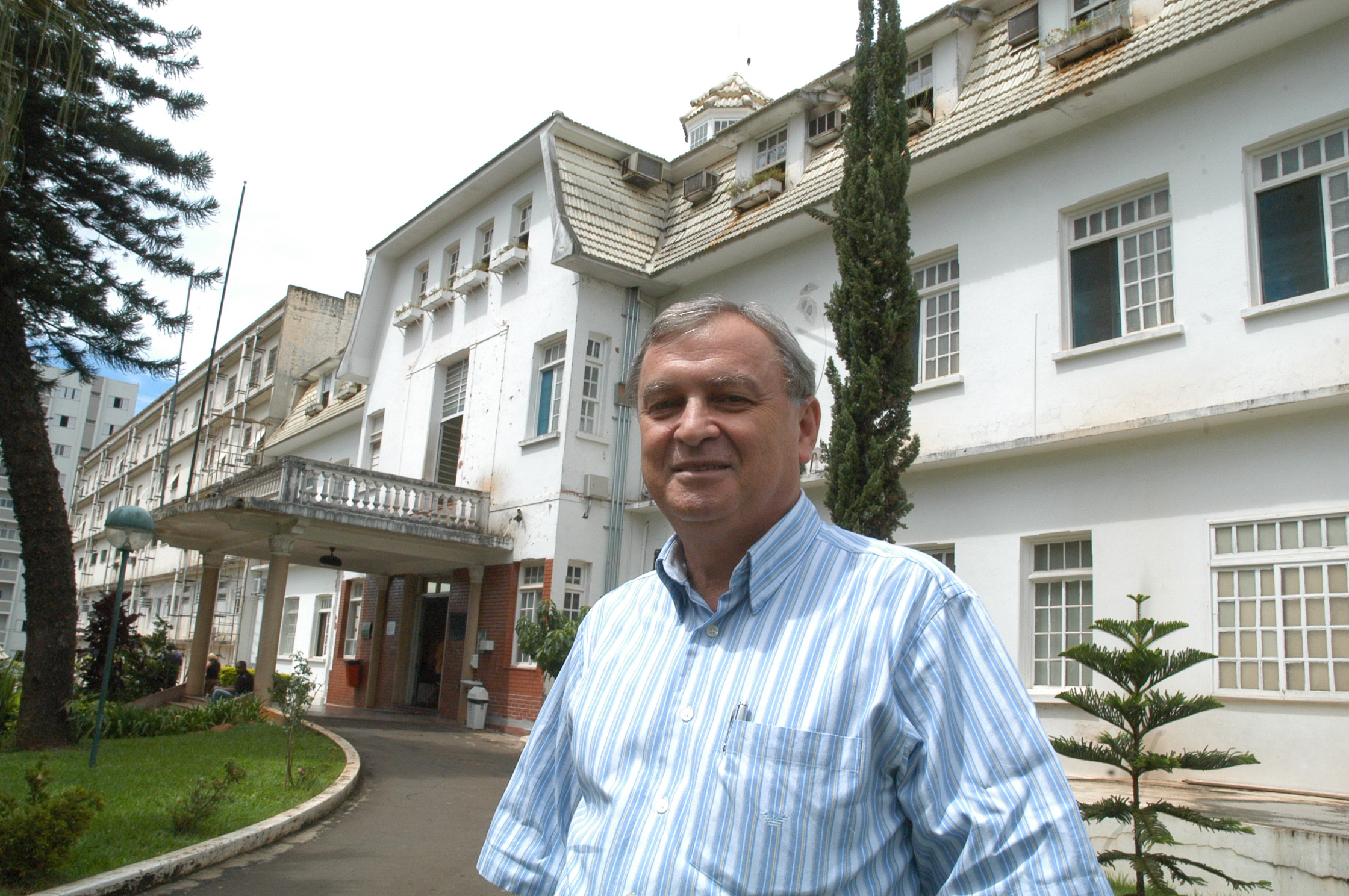 Fahd Haddad em frente à Santa Casa de Londrina