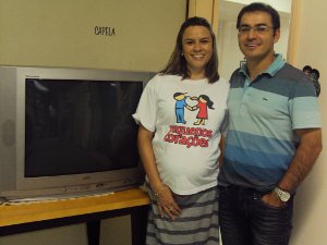 Vanessa e João Nilo Rodrigues com televisor doado ao Hospital Infantil