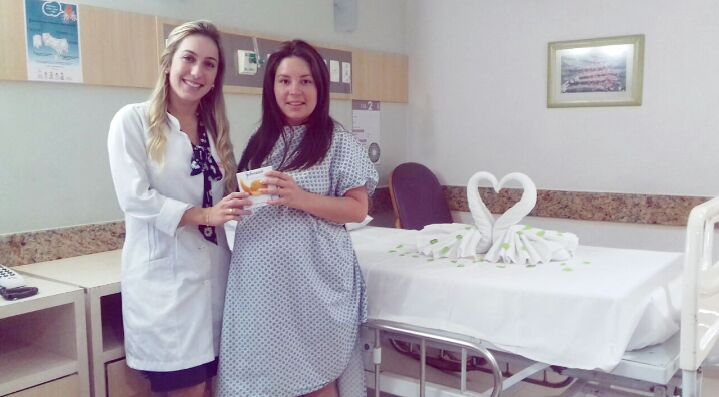 Hanna Reis, enfermeira, com a mamãe Laudiceia Pereira