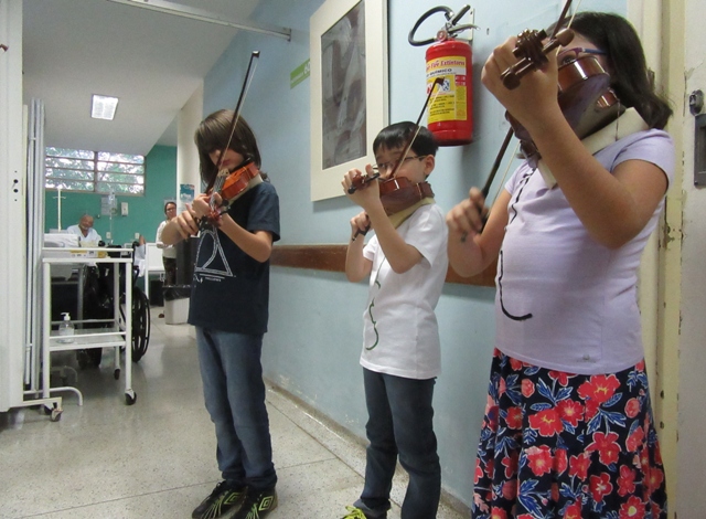 Crianças tocaram violino nos corredores do Hospital