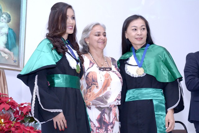 Formandas de Análise Clínicas recebem medalhas de melhores alunas
