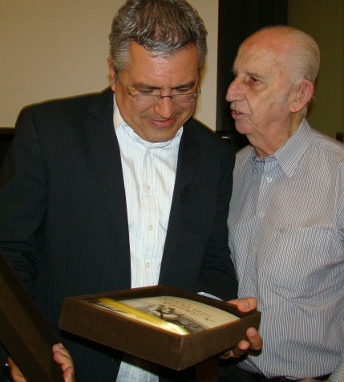O ministro da Saúde, Alexandre Padilha, recebe o livro das mãos do provedor da ISCAL, José Cyrillo