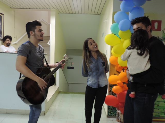 Dupla Mariana e Mateus cantou para pacientes