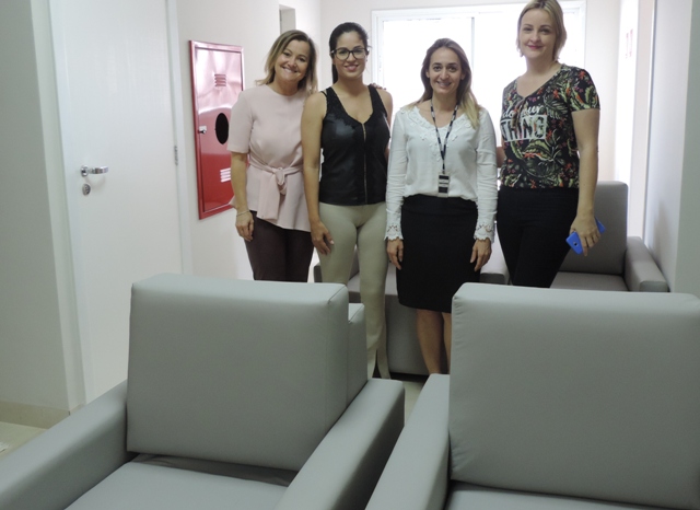 Marise Saderi, Fernanda Mozzaquatro, Marcia Almeida com a supervisora de Enfermagem do Hospital Infantil, Fernanda França 