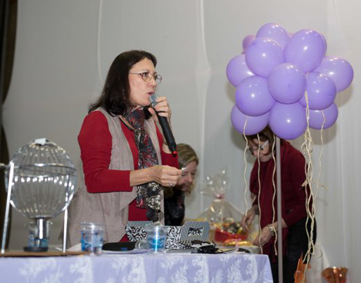 Leonice El Kadri, presidente do grupo, ajudou a cantar o bingo