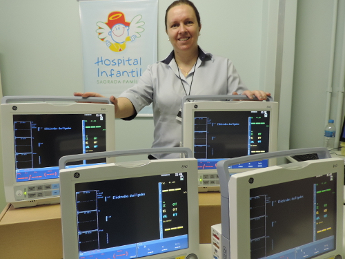 A coordenadora de enfermagem, Cristina Garcia mostra os monitores cardíacos recebidos