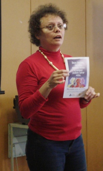 Glaucia Reis, uma das coordenadoras da oficina realiza no CEPTMA.