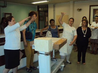 Equipe de enfermagem explica o funcionamento do berço aquecido para as voluntárias do Pró-Vida