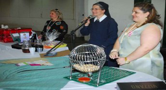 As voluntárias Liliane, Ir. Elvira Maria e Adinei participam do evento