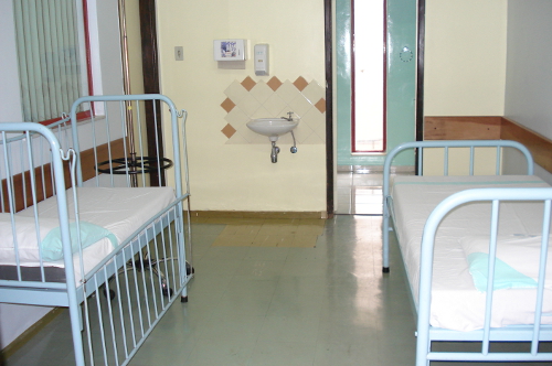 Um dos quartos que serão reformados na Pediatria