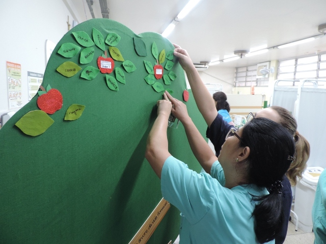 Funcionários participam da sensibilização colocando o nome na árvore da vida
