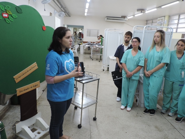 A enfermeira Élida Cardoso durante sensibilização com a equipe