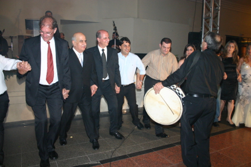 Convidados dançam durante jantar árabe de 2006