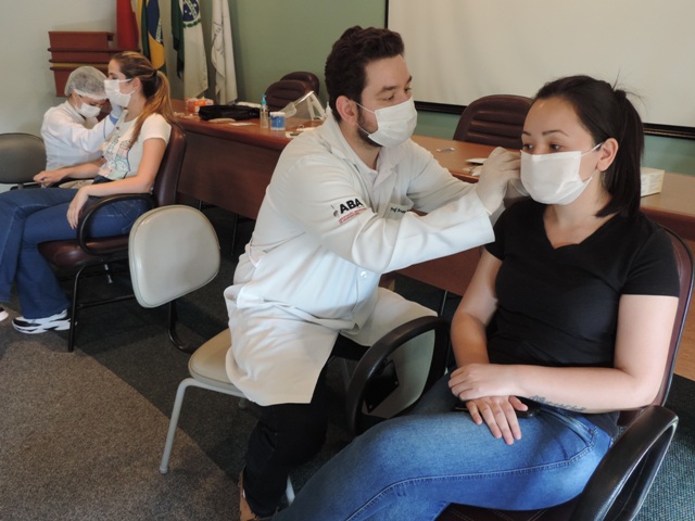 Bruno Marochi faz acupuntura na enfermeira Jayne Ohara