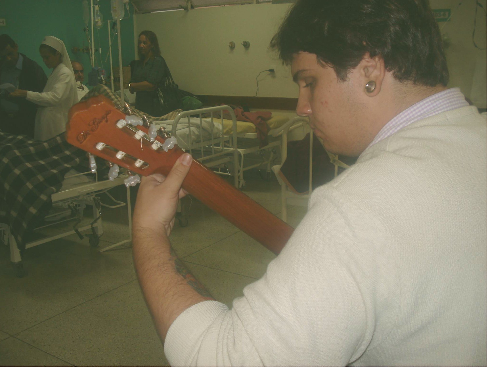 Músico do FML toca violão na Unidade 6 da Santa Casa