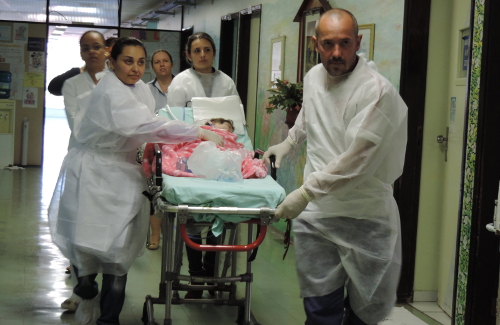 Equipe de enfermagem leva Isabelly para a ambulância de Rolândia